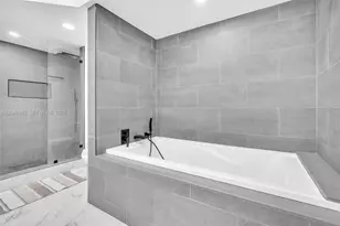 1000 W Island Blvd, Aventura, FL 33160 - Photo 20