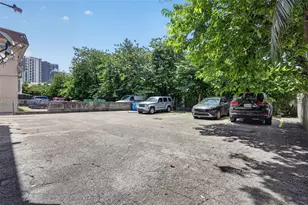 458 SW 9th St, Miami, FL 33130 - Photo 18