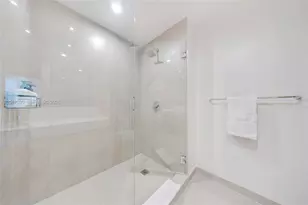 11 NE 6th St, Miami, FL 33132 - Photo 18