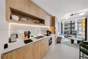 11 NE 6th St, Miami, FL 33132 - Photo 2