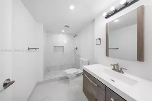 2555 Collins Ave, Miami Beach, FL 33140 - Photo 26