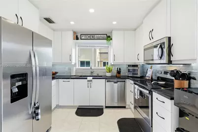 1725 SW 109th Ter, Davie, FL 33324 - Photo 12