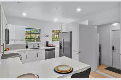 860 NW 17th Ct, Miami, FL 33125 - Photo 8