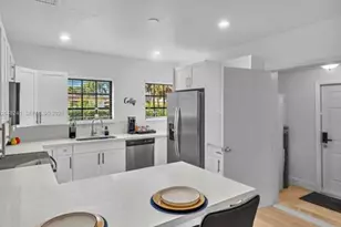 860 NW 17th Ct, Miami, FL 33125 - Photo 8