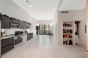 31 SE 6th St, Miami, FL 33131 - Photo 12