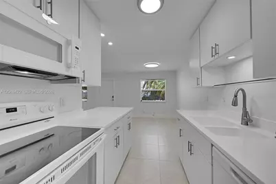 810 SW 12th Ct #810, Fort Lauderdale, FL 33315 - Photo 4
