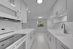 810 SW 12th Ct, Fort Lauderdale, FL 33315 - Photo 4