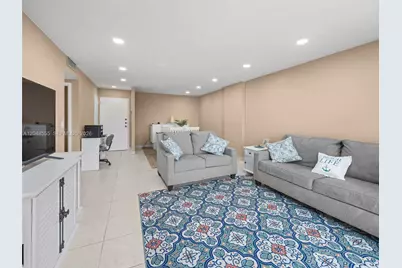 322 SE Buchanan St #703, Hollywood, FL 33019 - Photo 4