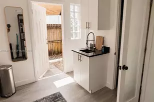 2032 NE 26th St, Wilton Manors, FL 33305 - Photo 1