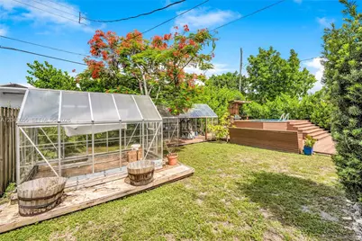 250 NW 40th Ave, Miami, FL 33126 - Photo 12