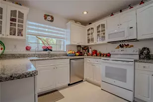 19702 NW 84th Pl, Hialeah, FL 33015 - Photo 6