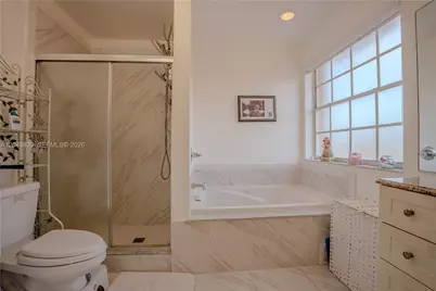19702 NW 84th Pl, Hialeah, FL 33015 - Photo 18