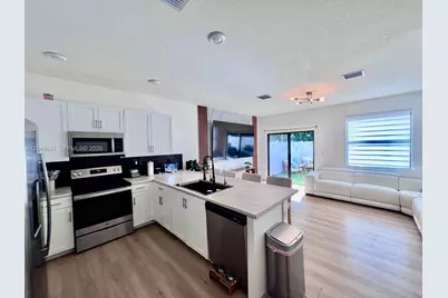 10939 W 32nd Ln, Hialeah, FL 33018 - Photo 6
