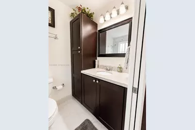 5800 W 18th Ln, Hialeah, FL 33012 - Photo 12