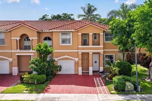 913 NW 135th Ave, Pembroke Pines, FL 33028 - Photo 2