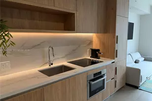 11 NE 6th St, Miami, FL 33132 - Photo 8
