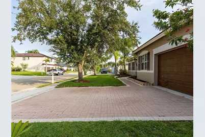 744 SW 159th Ln, Pembroke Pines, FL 33027 - Photo 4