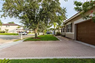 744 SW 159th Ln, Pembroke Pines, FL 33027 - Photo 4