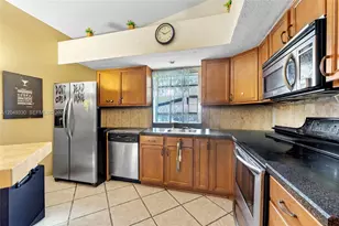 8220 Waterford Ln, Tamarac, FL 33321 - Photo 4