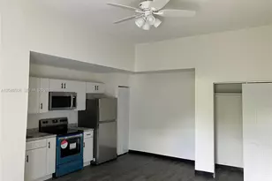 467 NW 8th St, Miami, FL 33136 - Photo 8