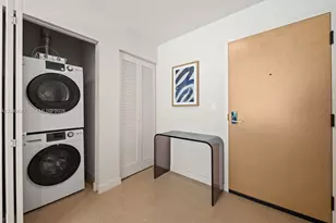 11 NE 6th St, Miami, FL 33132 - Photo 14