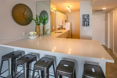 2899 Collins Ave #617, Miami Beach, FL 33140 - Photo 2