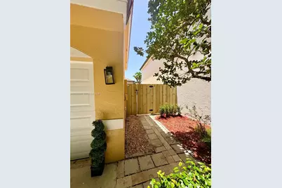 9833 NW 5th Ct, Plantation, FL 33324 - Photo 6