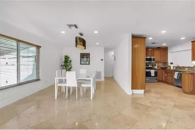 2424 NE 18th Ave, Wilton Manors, FL 33305 - Photo 2
