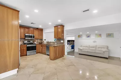 2424 NE 18th Ave, Wilton Manors, FL 33305 - Photo 4