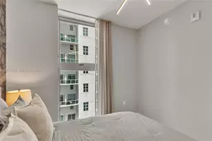 77 SE 5th St, Miami, FL 33131 - Photo 14