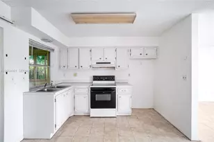 9800 NW 70th Ct, Tamarac, FL 33321 - Photo 6
