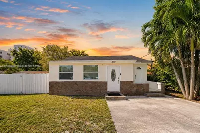 810 NW 21st Ct, Miami, FL 33125 - Photo 1