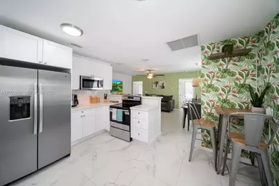 810 NW 21st Ct, Miami, FL 33125 - Photo 16
