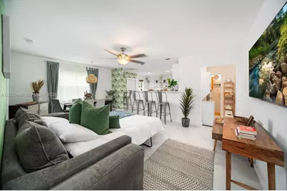 810 NW 21st Ct, Miami, FL 33125 - Photo 2