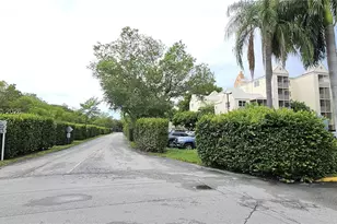 8205 Lake Dr, Doral, FL 33166 - Photo 14