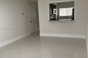 9441 N Palm Cir N, Pembroke Pines, FL 33025 - Photo 14