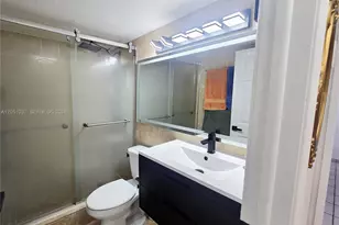 546 SW 1st St, Miami, FL 33130 - Photo 16