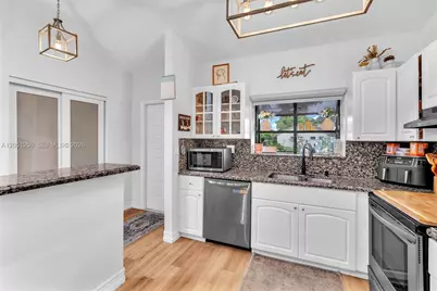 7702 NW 60th St, Tamarac, FL 33321 - Photo 4