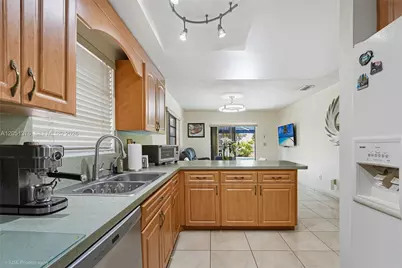 4001 W 10th Ct, Hialeah, FL 33012 - Photo 10