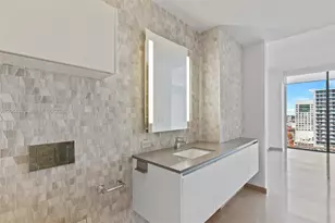 68 SE 6th St, Miami, FL 33131 - Photo 6