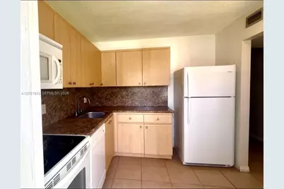 950 Hillcrest Dr #102, Hollywood, FL 33021 - Photo 6