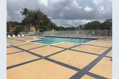 323 E Palm Cir E, Pembroke Pines, FL 33025 - Photo 2
