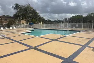 323 E Palm Cir E, Pembroke Pines, FL 33025 - Photo 2