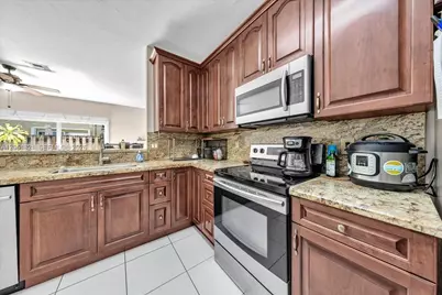 16138 Emerald Cove Rd, Weston, FL 33331 - Photo 4