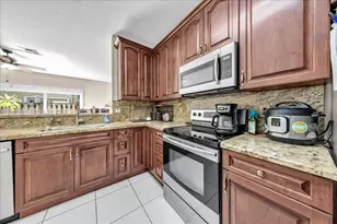 16138 Emerald Cove Rd, Weston, FL 33331 - Photo 4