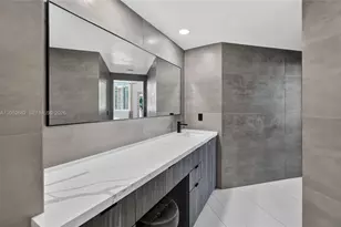 55 SE 6th St, Miami, FL 33131 - Photo 18