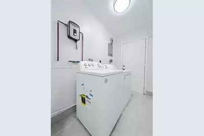 940 NW 32nd Ct #front, Miami, FL 33125 - Photo 6