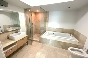 218 SE 14th St, Miami, FL 33131 - Photo 18