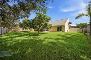 9050 Crescent Dr, Miramar, FL 33025 - Photo 16