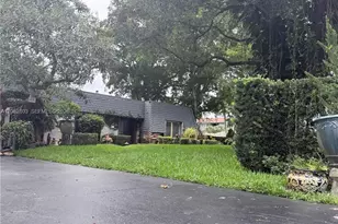8541 N Lake Dasha Dr, Plantation, FL 33324 - Photo 2